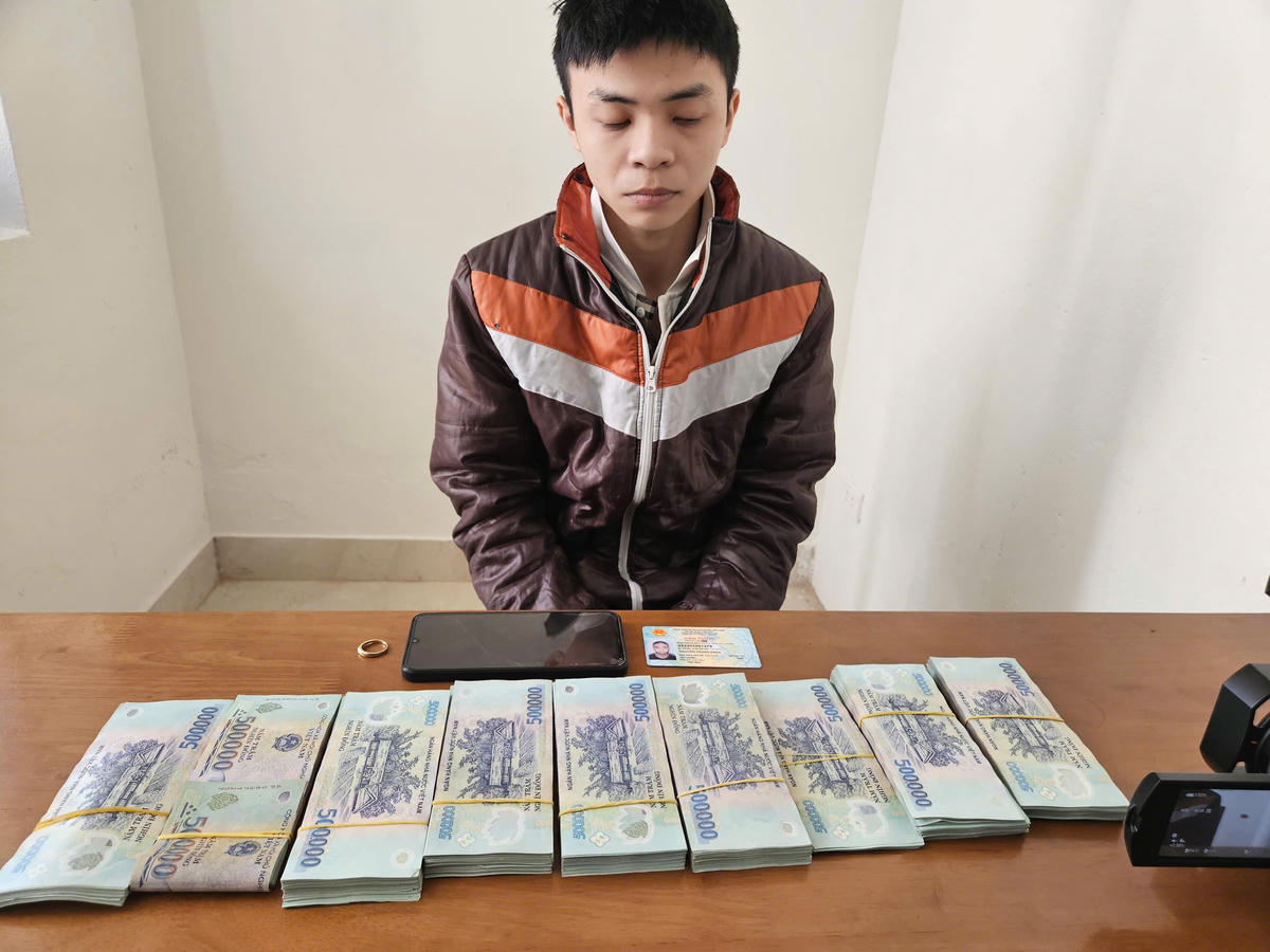 Đối tượng&nbsp;Nguyễn Trọng Sang cùng tang vật tại cơ quan Công an. Ảnh: CV.