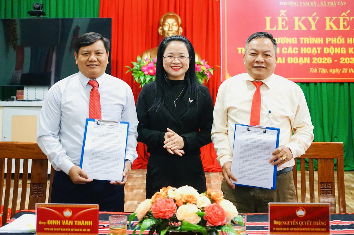 Lãnh đạo 2 Mặt trận phường Tam Kỳ và xã Trà Tập ký kết chương trình phối hợp thực hiện các hoạt động kết nghĩa giai đoạn 2026-2030. Ảnh: CV.