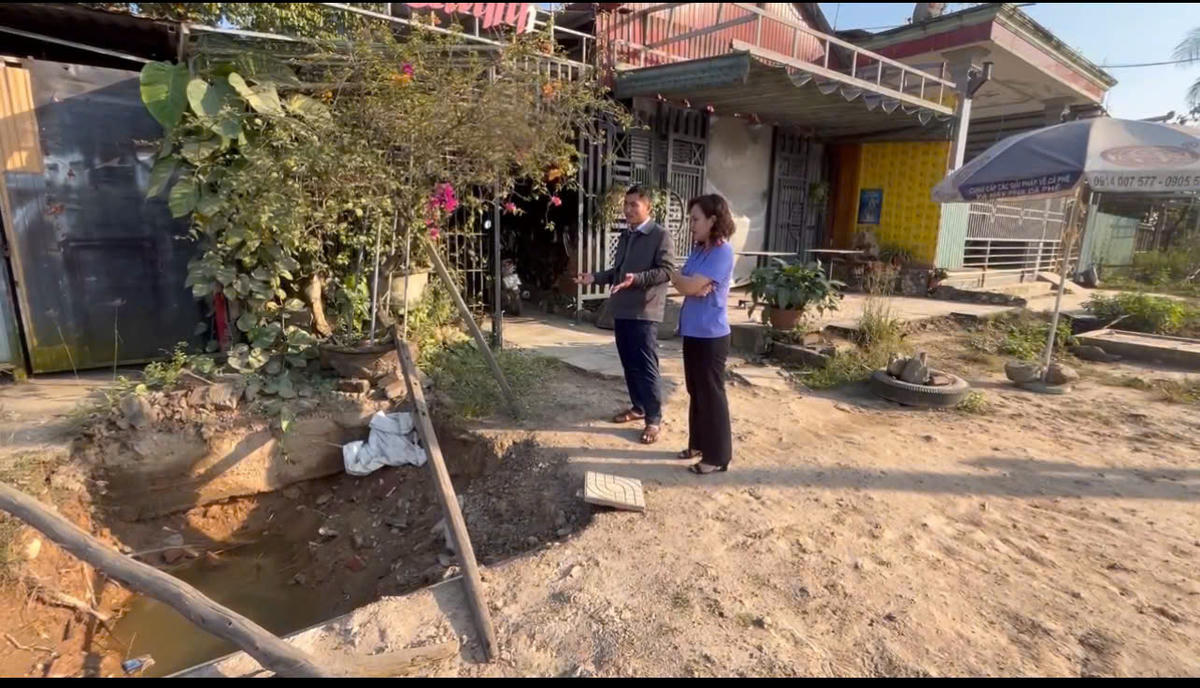 Viện KSND khu vực 4 trao đổi với người dân về hiện trạng QL14B. Ảnh: Nguyễn Tú.