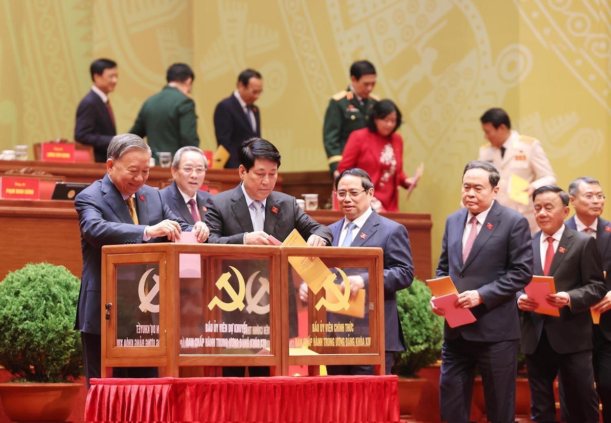 Lãnh đạo Đảng, Nhà nước bỏ phiếu bầu Ban Chấp hành Trung ương Đảng khoá XIV. Ảnh: TTXVN