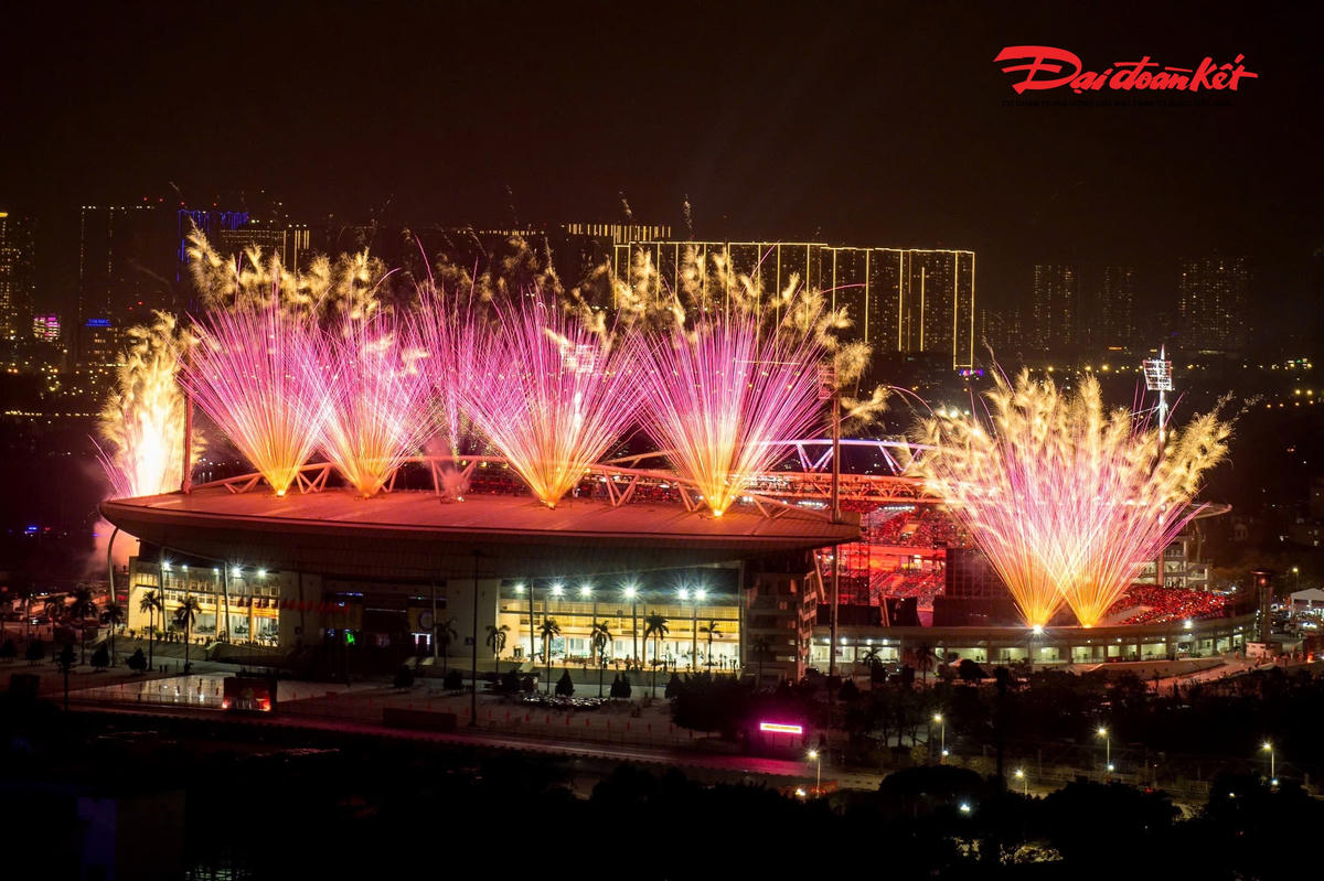 Theo đó, gần 10.000 đơn vị pháo hoa tầm cao cùng hệ thống giàn phun hỏa thuật hiện đại được đội ngũ 80 chuyên gia trong và ngoài nước tham gia lắp đặt, vận hành.&nbsp;