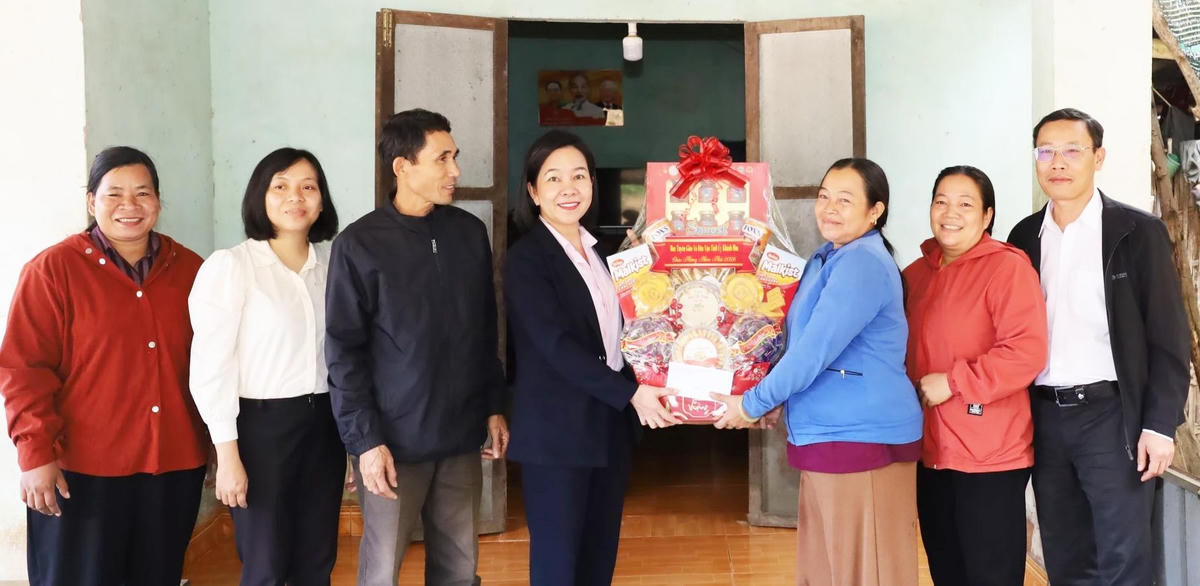 Bà Hà Hồng Hạnh, Phó Trưởng ban Tuyên giáo và Dân vận Tỉnh ủy Khánh Hòa  cùng đoàn công tác tặng quà cho bà Cao Thị Ty Đính, thôn Gia Răng, xã Nam Khánh Vĩnh. (ảnh T.A)