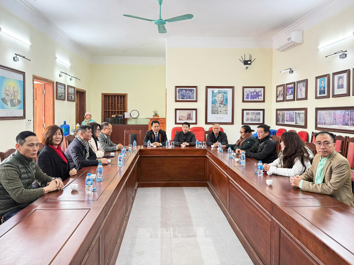 Tổng Biên tập Trương Thành Trung&nbsp;cùng các cán bộ, phóng viên Báo Đại đoàn kết gặp gỡ người dân&nbsp;thôn Xuân Kỳ.