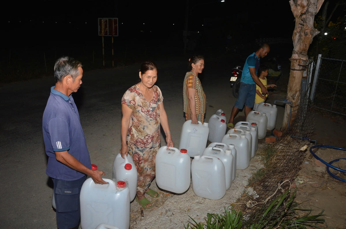 Đồng Tháp hướng đến năm 2026 phủ kín nước sạch nông thôn toàn tỉnh, sẽ không còn tình trạng người dân phải mang can đi xin nước ngọt để xài như một số năm trước. Ảnh: Trung Ngãi&nbsp;