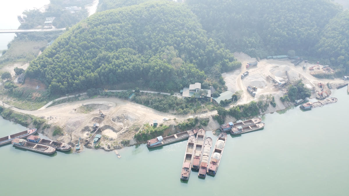 Chủ tịch UBND tỉnh Tuyên Quang chỉ đạo Công an tỉnh tăng cường nắm tình hình, kiểm tra, xử lý vi phạm về khai thác, vận chuyển, kinh doanh, tập kết khoáng sản. Ảnh: Đ.S