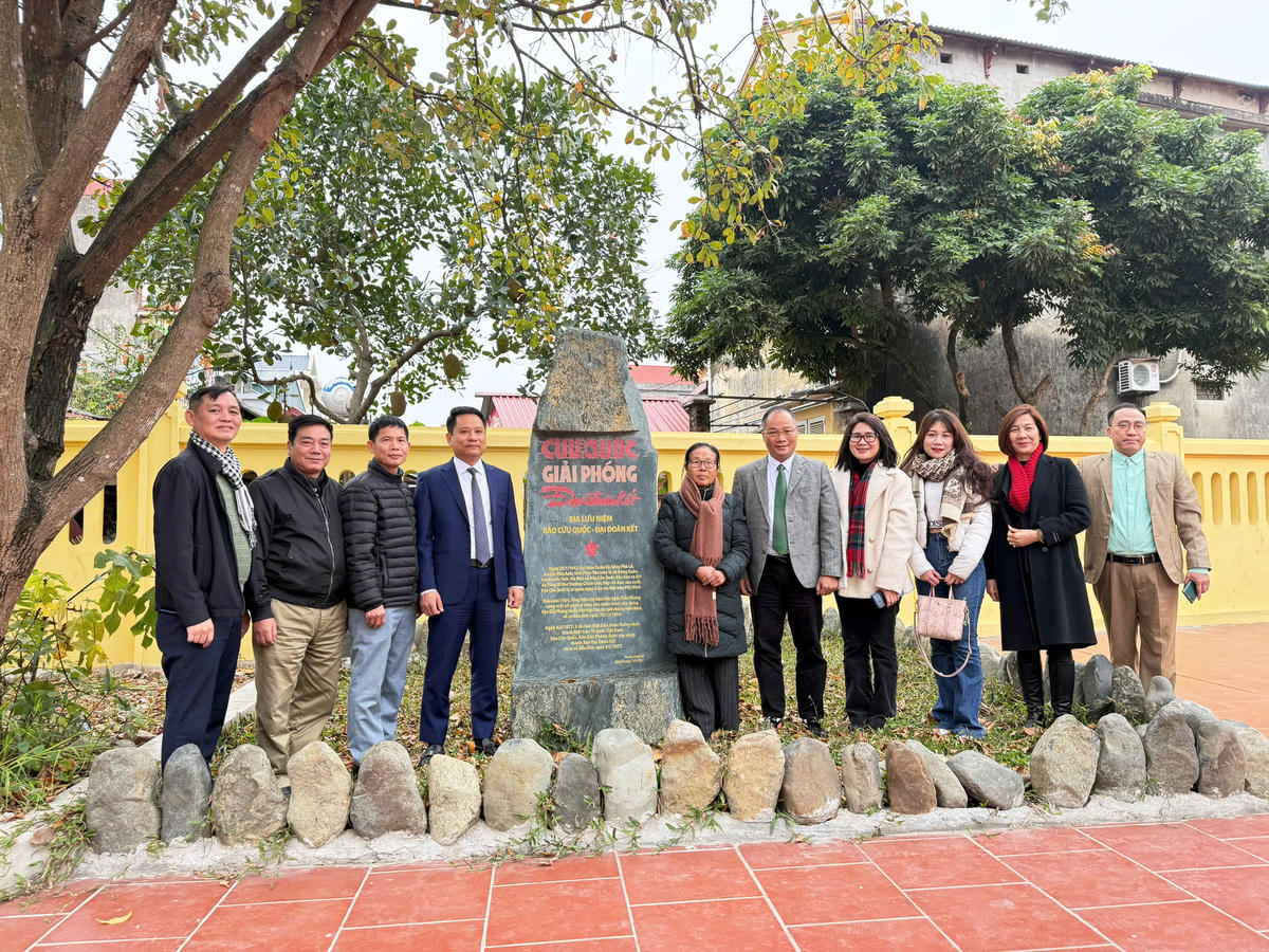 Đoàn công tác của Báo Đại đoàn kết thăm bia lưu niệm Báo Cứu Quốc - Giải Phóng - Đại Đoàn Kết tại khuôn viên&nbsp;Nhà truyền thống cách mạng Xuân Kỳ.