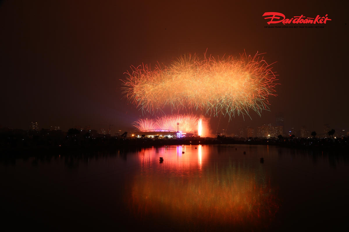 Trong đó, 950 giàn phun pháo hoa và 4.400 ống pháo hoa hỏa thuật được lắp đặt trực tiếp trên mái nhà và hai bên cánh khán đài B sân vận động Mỹ Đình theo địa hình vòng cung.&nbsp;Bên ngoài sân là trận địa 4.600 pháo hoa nổ tầm cao được bố trí từ nửa đường Lê Đức Thọ qua cột đồng hồ đến bãi đất trống trước Cung thể thao dưới nước, phường Từ Liêm.