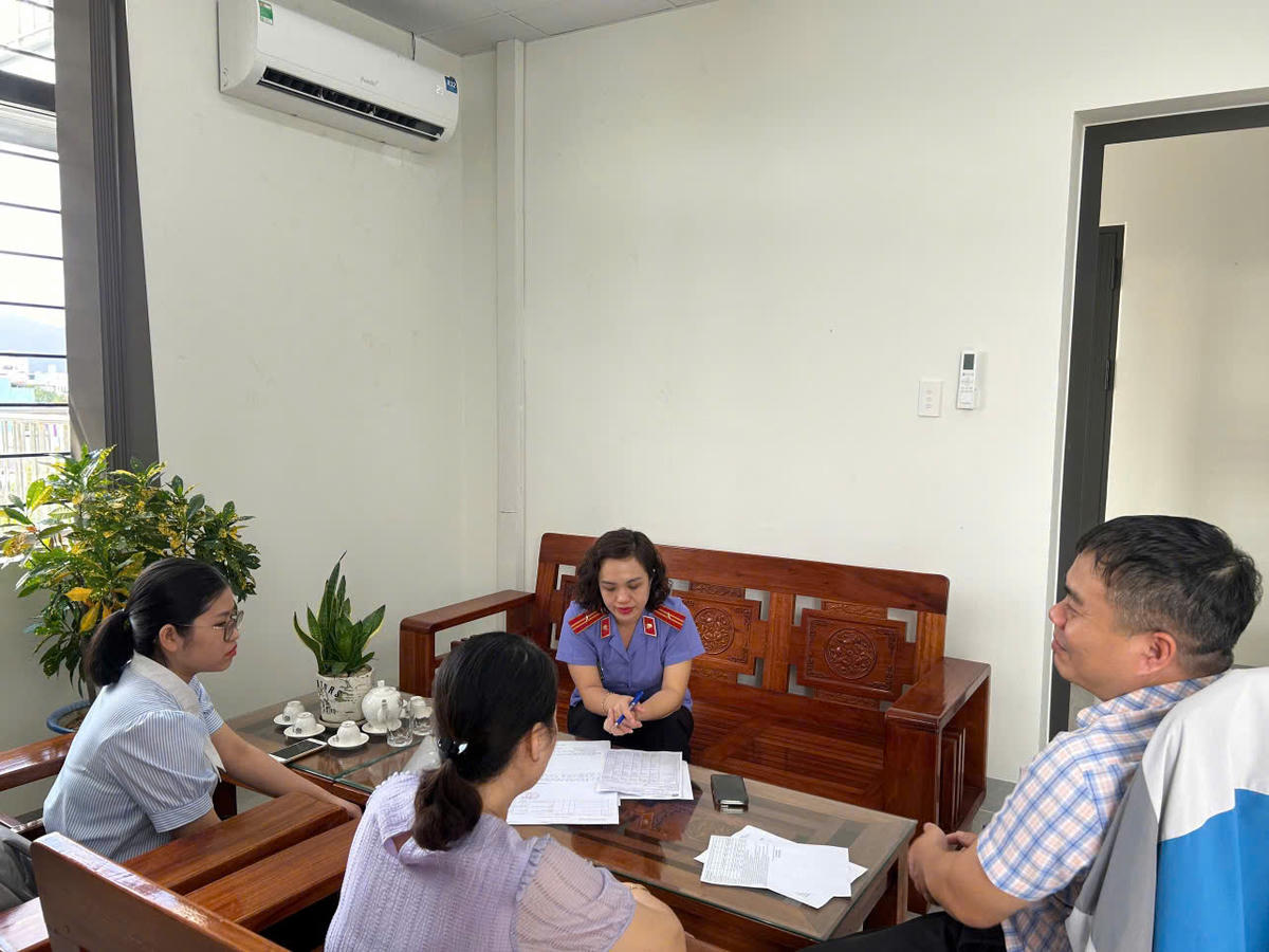 Viện KSND khu vực 4 làm việc với đơn vị bảo hiểm. Ảnh: Nguyễn Tú.
