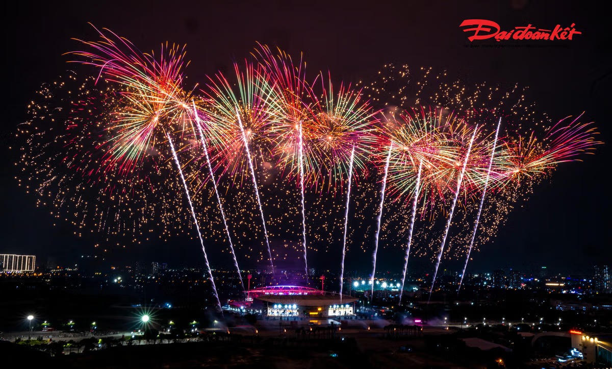 Màn pháo đặc sắc ở buổi tổng duyệt&nbsp;chương trình nghệ thuật đặc biệt “Dưới lá cờ vẻ vang của Đảng”&nbsp;. Ảnh: Lê Khánh.