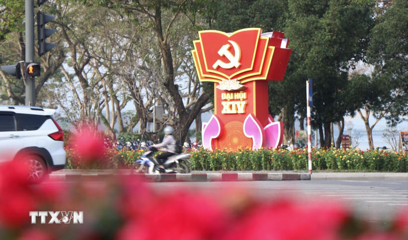 Các biểu ngữ, trang trí chào mừng Đại hội XIV của Đảng tại các khu vực công viên trung tâm thành phố Huế. (Ảnh: Văn Dũng/TTXVN).