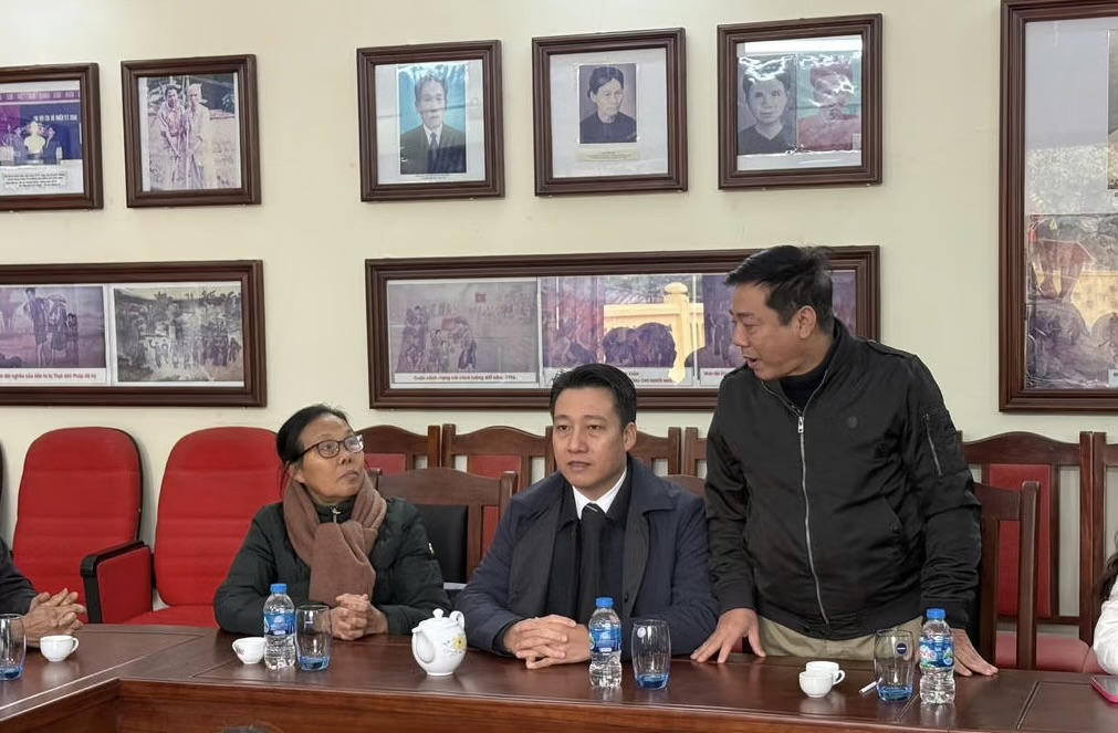 Đoàn công tác của&nbsp; Báo Đại đoàn kết gặp gỡ người dân thôn Xuân Kỳ.