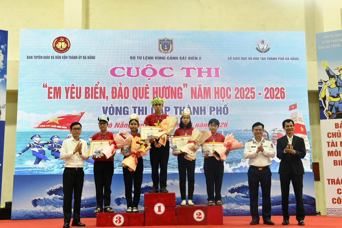 Ban tổ chức trao các giải Nhất, Nhì Ba cho 5 học sinh xuất sắc nhất. Ảnh: CV.