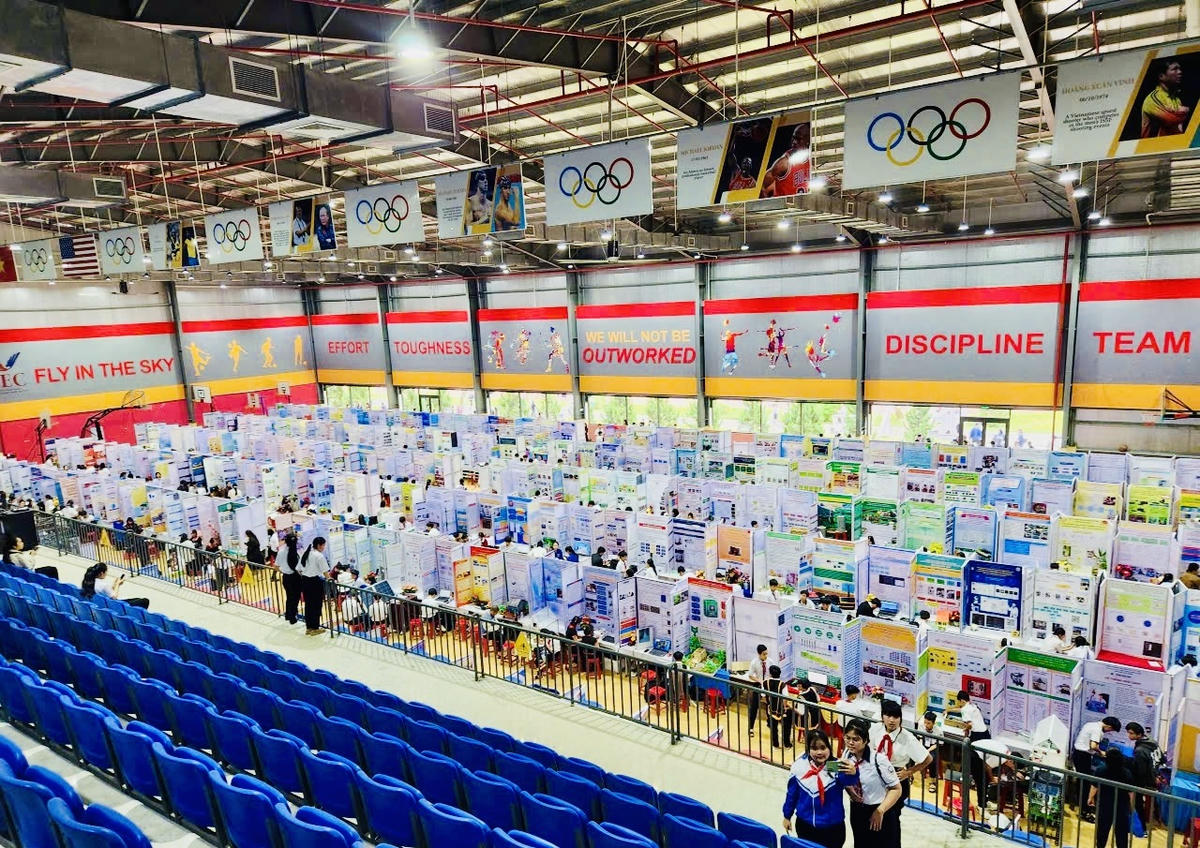 Toàn cảnh khu trưng bày Cuộc thi Nghiên cứu Khoa học Kỹ thuật dành cho học sinh trung học. Ảnh: CV.