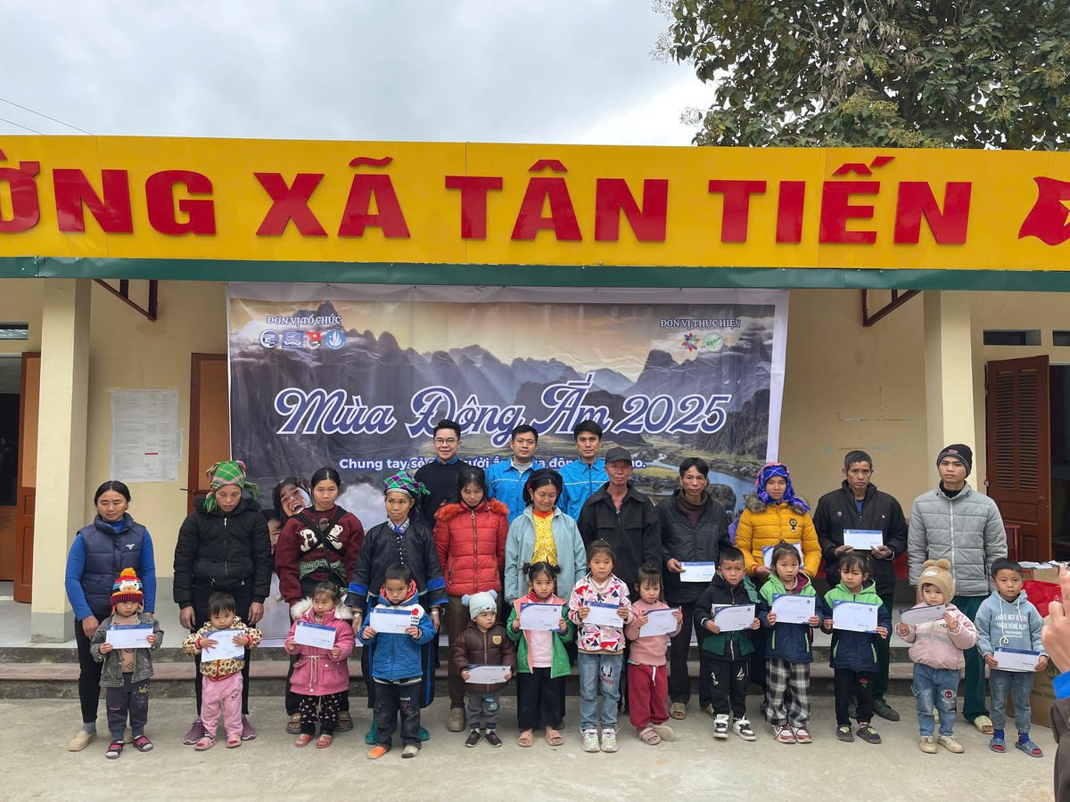 Trường Đại học công nghệ và Trường Đại học Ngoại ngữ Hà Nội trao tặng quà cho các em học sinh có hoàn cảnh khó khăn. Ảnh: X.T