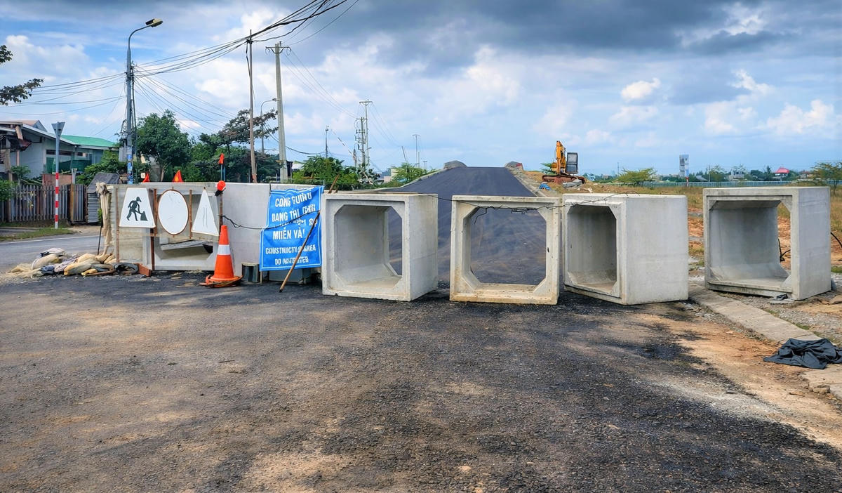 Đường dẫn lên cầu Tam Giang mới bị rào chắn bởi những khối bê tông. Ảnh: Tấn Thành.