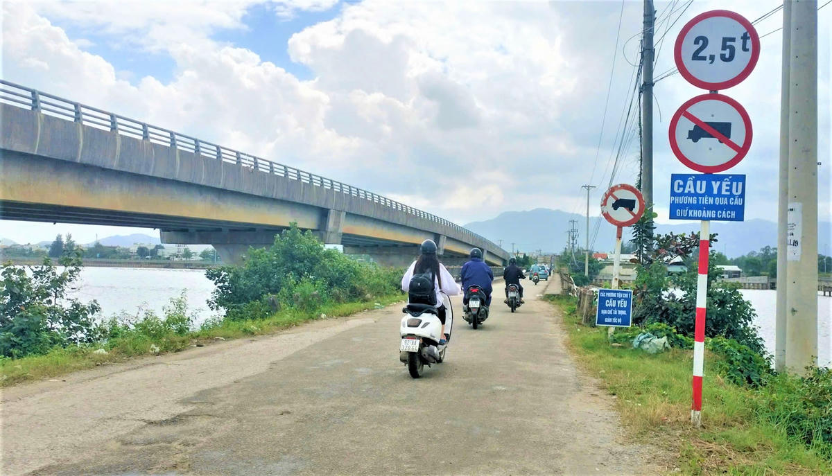 Hằng ngày nhiều phương tiện qua lại cầu Tam Giang cũ nguy cơ sập đổ. Ảnh: Chí Đại