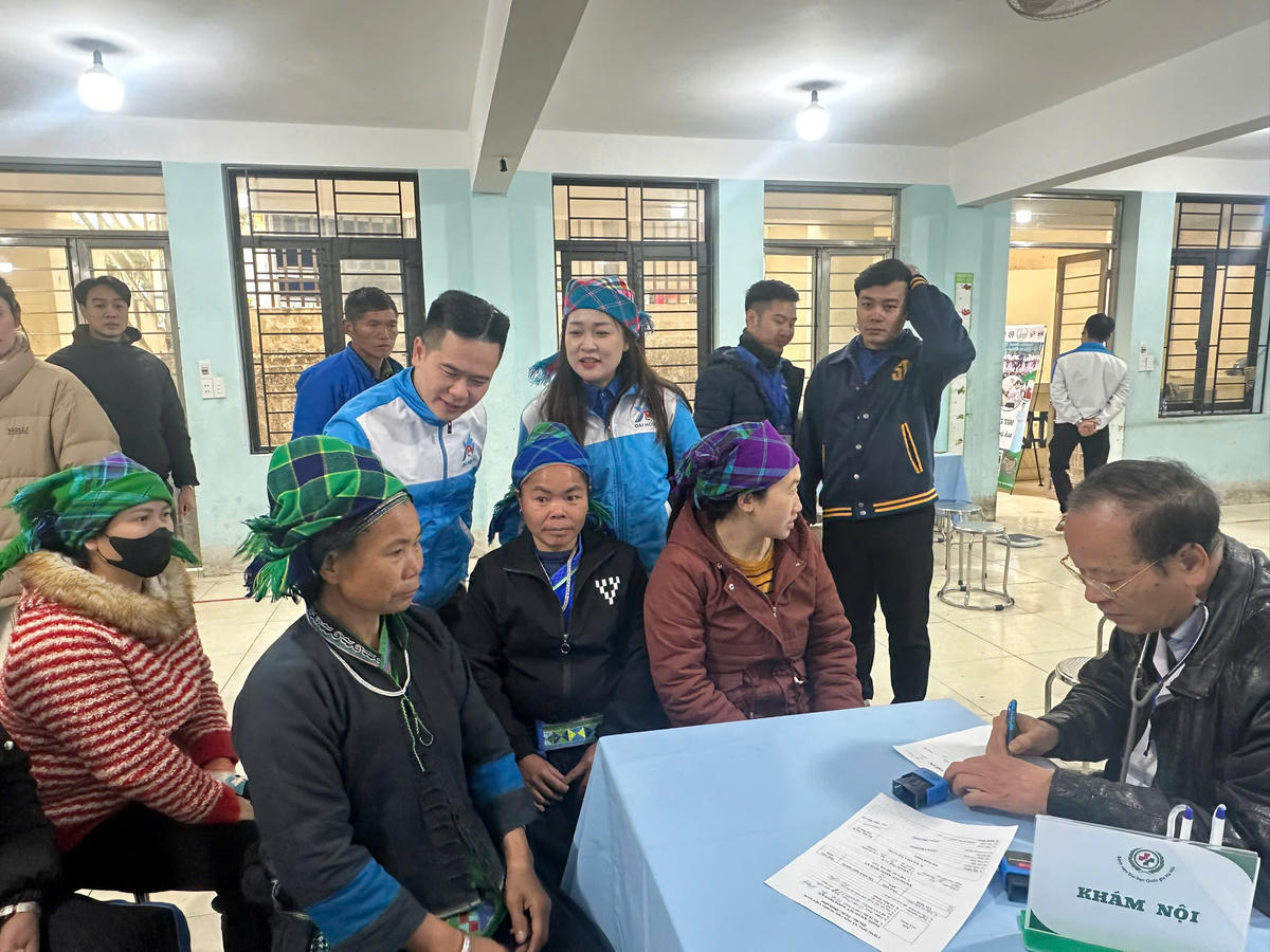 Chương trình tổ chức thăm khám, tư vấn chăm sóc sức khỏe cho người dân. Ảnh: X.T