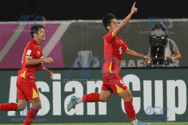 Tiền đạo Quốc Việt (số 9) ăn mừng sau khi ghi bàn mở tỷ số cho U23 Việt Nam. (Ảnh: afc)