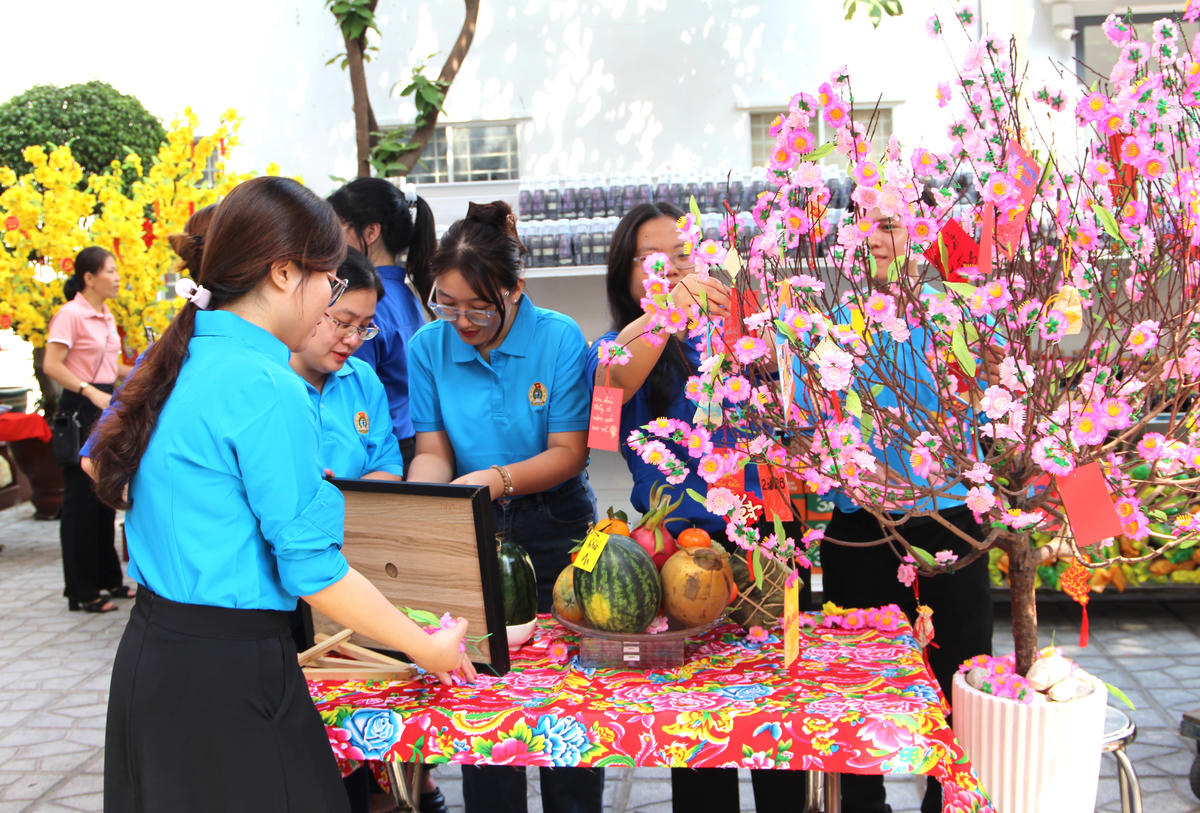 Tiết mục trang trí cành đào của Đoàn Thanh niên phường, tạo nên không gian ấm áp. Ảnh: Q.Đ.