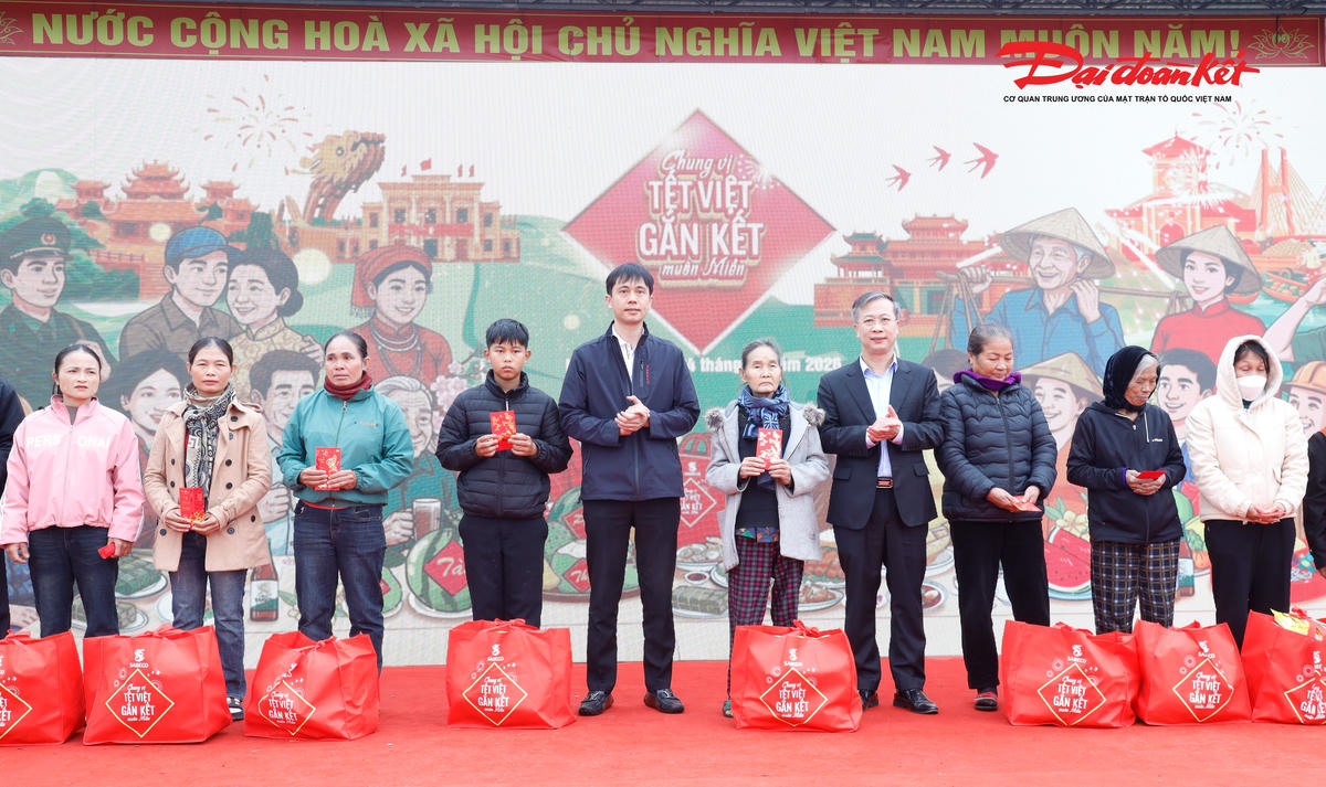 Đại diện lãnh đạo Uỷ ban MTTQ tỉnh Nghệ An, chi nhanh Sabeco tại Nghệ An trao quà cho người dân. Ảnh: ĐB