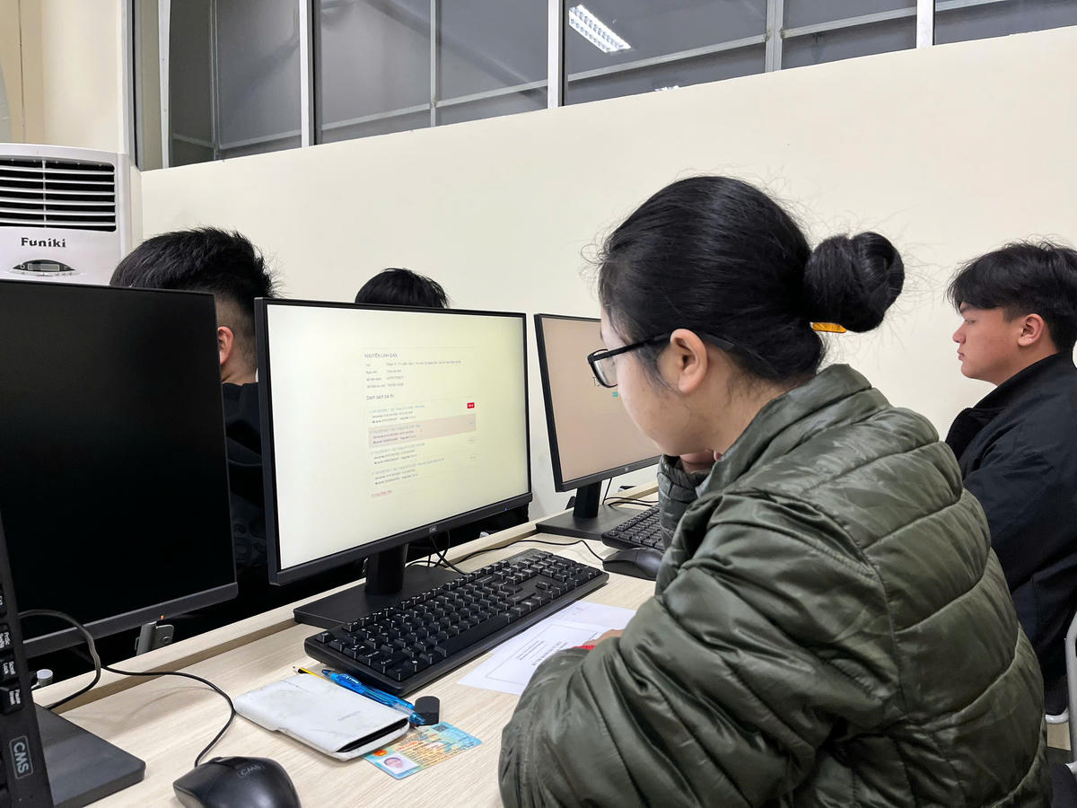 Thí sinh dự thi TSA trong sáng 24/1. Ảnh: Nguyễn Hoài