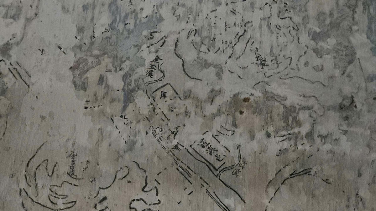 Trên bức họa xuất hiện các chữ Việt, chữ Hán và Pháp cùng nhiều họa tiết khác. Ảnh: N.L.