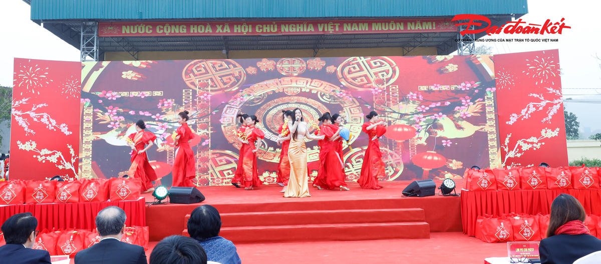 Các chương trình văn nghệ tại buổi lễ. Ảnh: ĐB