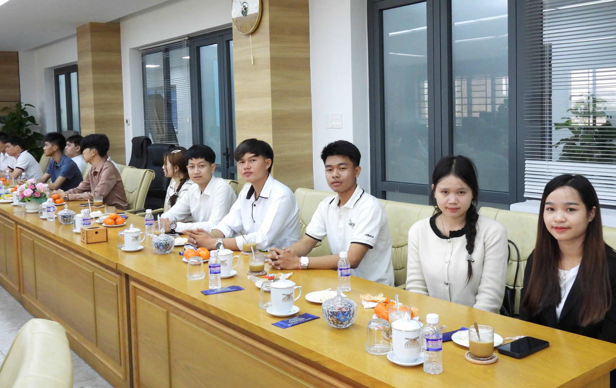 Lưu học sinh Lào sang học tại Trường Đại học Cửu Long. Ảnh NCD