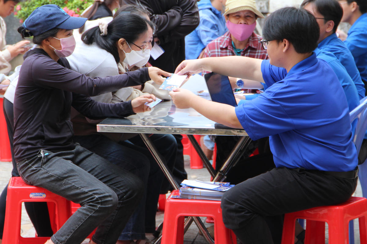 Trao thêm cơ hội để người nghèo về quê đón Tết