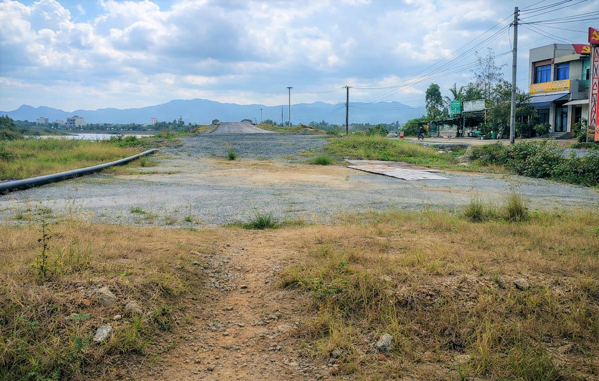 Đường dẫn lên cầu Tam Giang mới chưa được hoàn thiện. Ảnh: Tấn Thành.