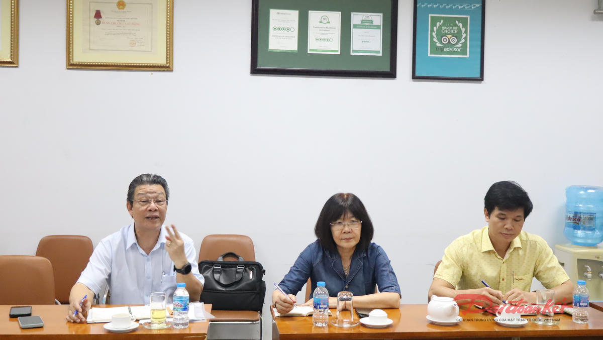 Thiếu tướng Nguyễn Hồng Sơn (ngoài cùng, bên trái) - Chủ tịch Hội Nạn nhân chất độc da cam/dioxin TP Hồ Chí Minh trao đổi tại buổi làm việc. Ảnh: Hồng Phúc.