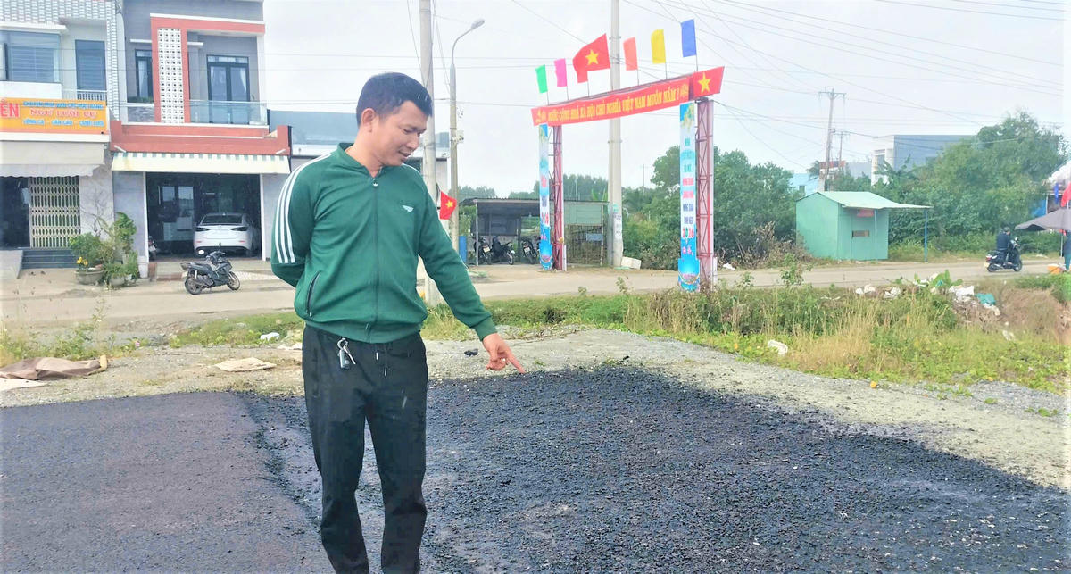 Anh Vũ Ngọc Vỹ nói về đường dẫn lên cầu Tam Giang chưa thi công. Ảnh: Chí Đại.