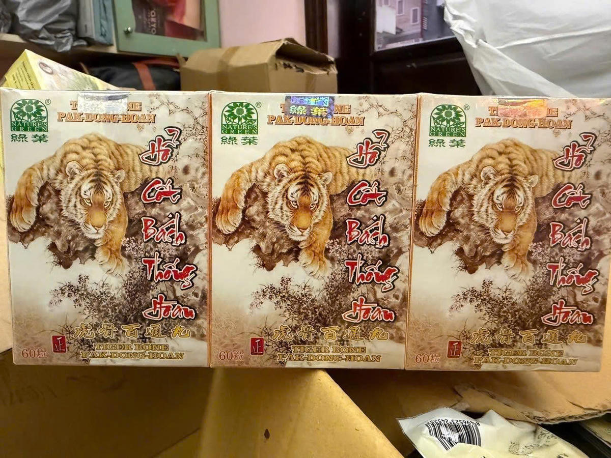 Hàng giả được các đối tượng đóng bao bì như hàng nhập khẩu. Ảnh: CA.