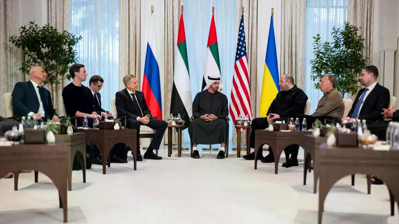 Tổng thống UAE Sheikh Mohamed bin Zayed al-Nahyan (giữa) trao đổi với các trưởng đoàn tham gia cuộc đàm phán ba bên do UAE chủ trì giữa Mỹ, Nga và Ukraine, tại Cung điện Al Shati ở Abu Dhabi. (Nguồn: AFP).