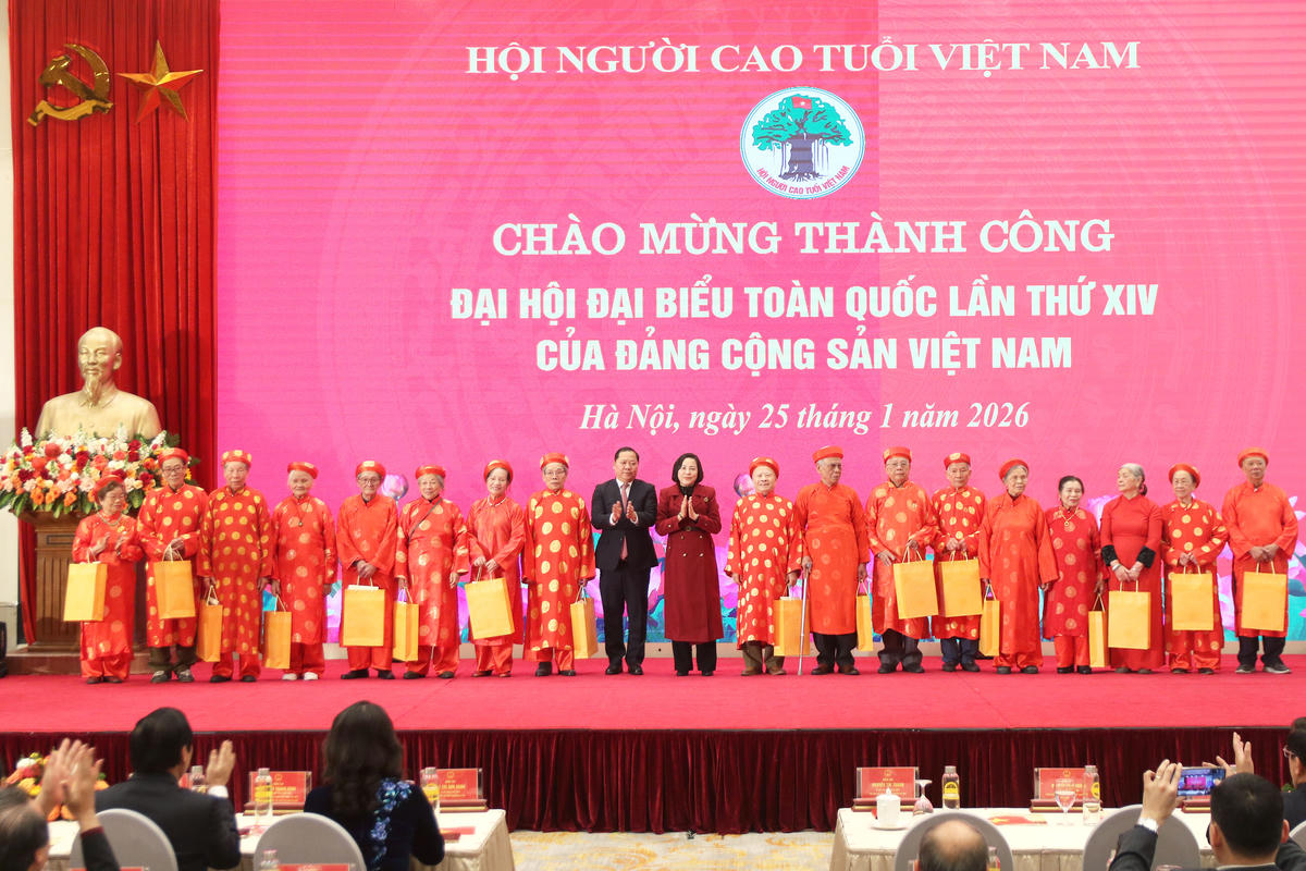 Phó Chủ tịch Quốc hội Nguyễn Thị Thanh và Phó Bí thư Đảng ủy MTTQ, các đoàn thể Trung ương Nguyễn Phi Long trao quà cho người cao tuổi tiêu biểu.