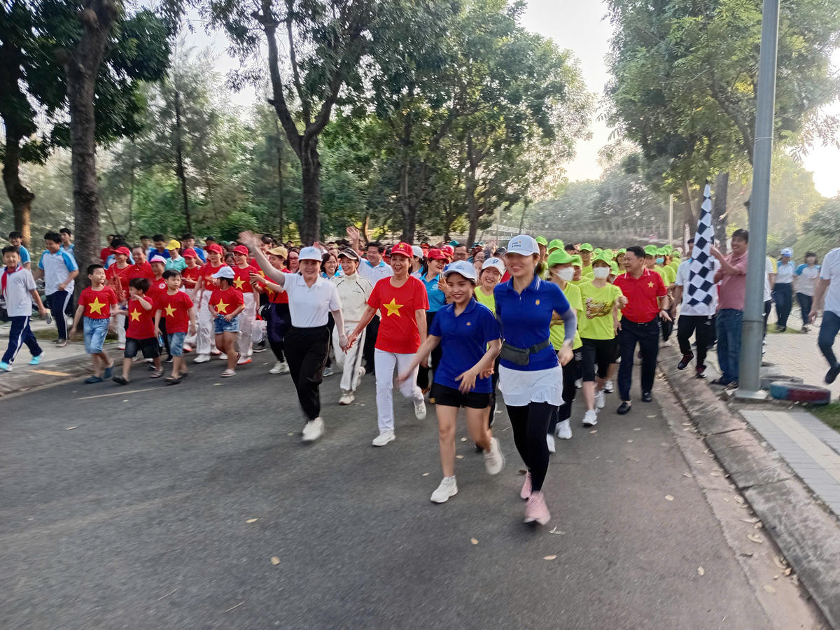 1.000 người đi bộ, quyên góp chăm lo Tết cho người nghèo