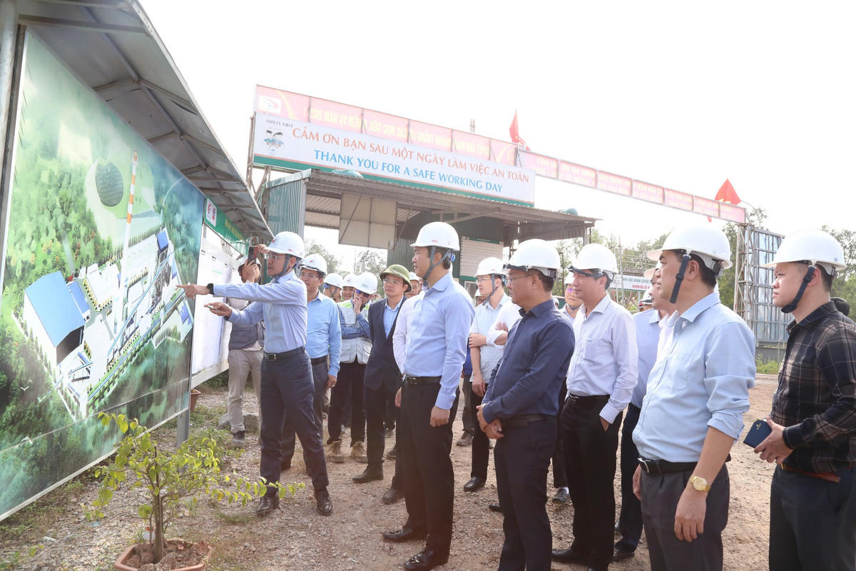 Ông Nguyễn Cảnh Toàn, Phó Bí thư Tỉnh ủy, Chủ tịch UBND tỉnh Lạng Sơn kiểm tra tại Dự án Nhà máy Nhiệt điện Na Dương II.