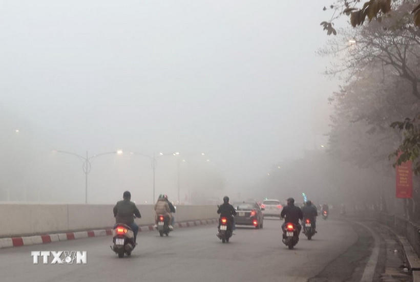 Bắc Bộ sáng sớm có mưa phùn và sương mù. (Nguồn: TTXVN).