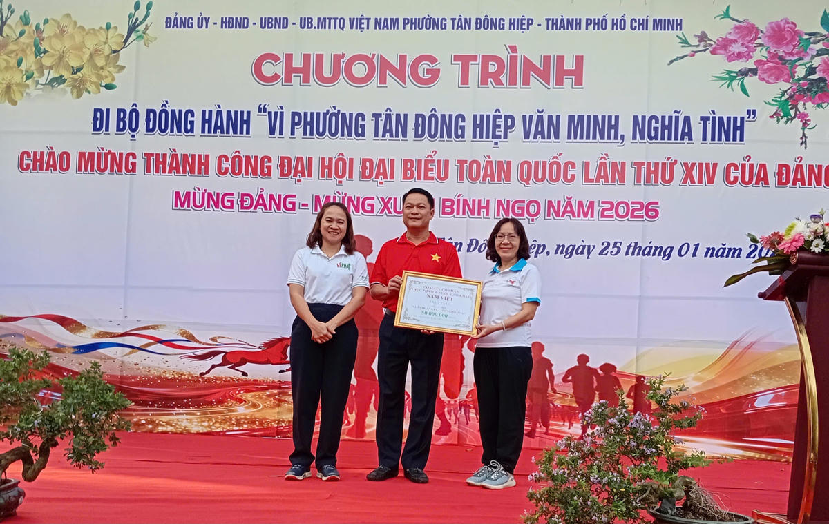 Tiếp nhận ủng hộ từ nhà hảo tâm. Ảnh: H.V.