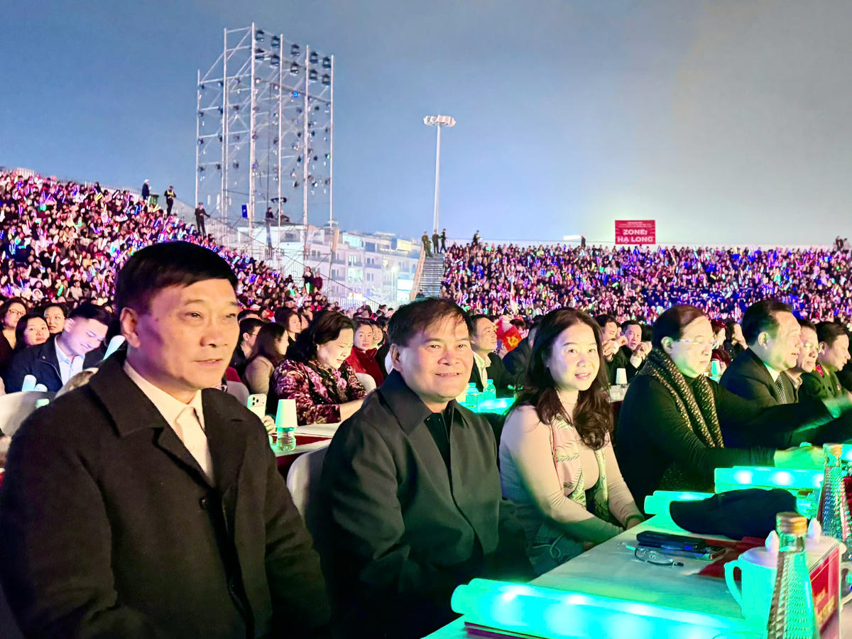 Phó Chủ tịch Quốc hội Vũ Hồng Thanh và các đại biểu tham dự chương trình.