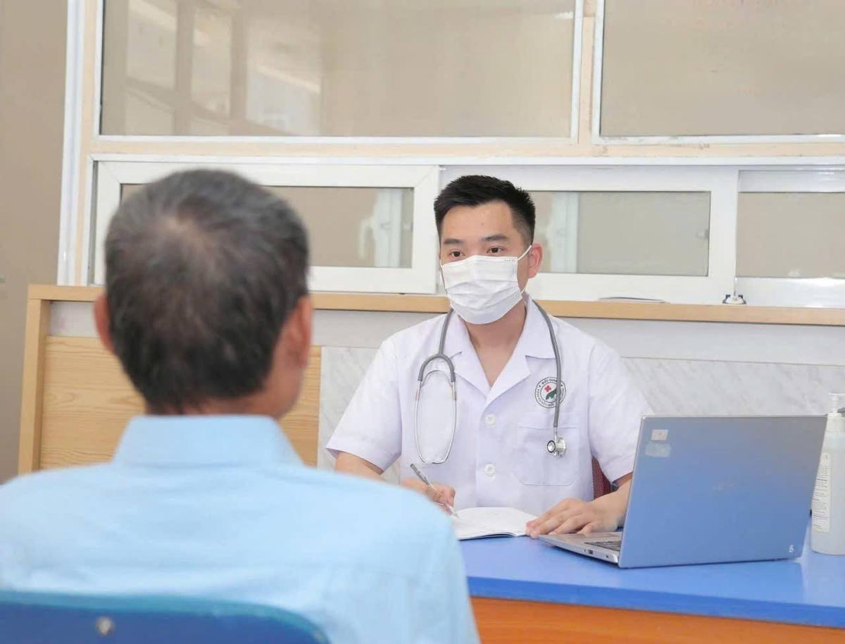 Tư vấn khám sức khỏe cho người cao tuổi. Ảnh: T.P.