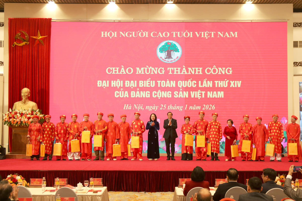 Phó Chủ tịch nước Võ Thị Ánh Xuân và&nbsp;Chủ tịch Hội Người cao tuổi Việt Nam Nguyễn Thanh Bình&nbsp;trao quà cho người cao tuổi tiêu biểu.