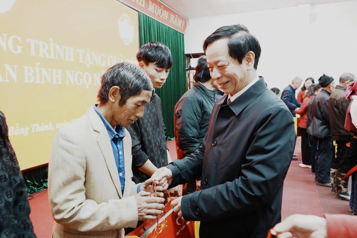 Ông Đàm Quang Tuyến, Phó Chủ tịch Ủy ban MTTQ Việt Nam tỉnh Thái Nguyên tặng quà cho người dân xã Bằng Thành. Ảnh: Thu Dịu.
