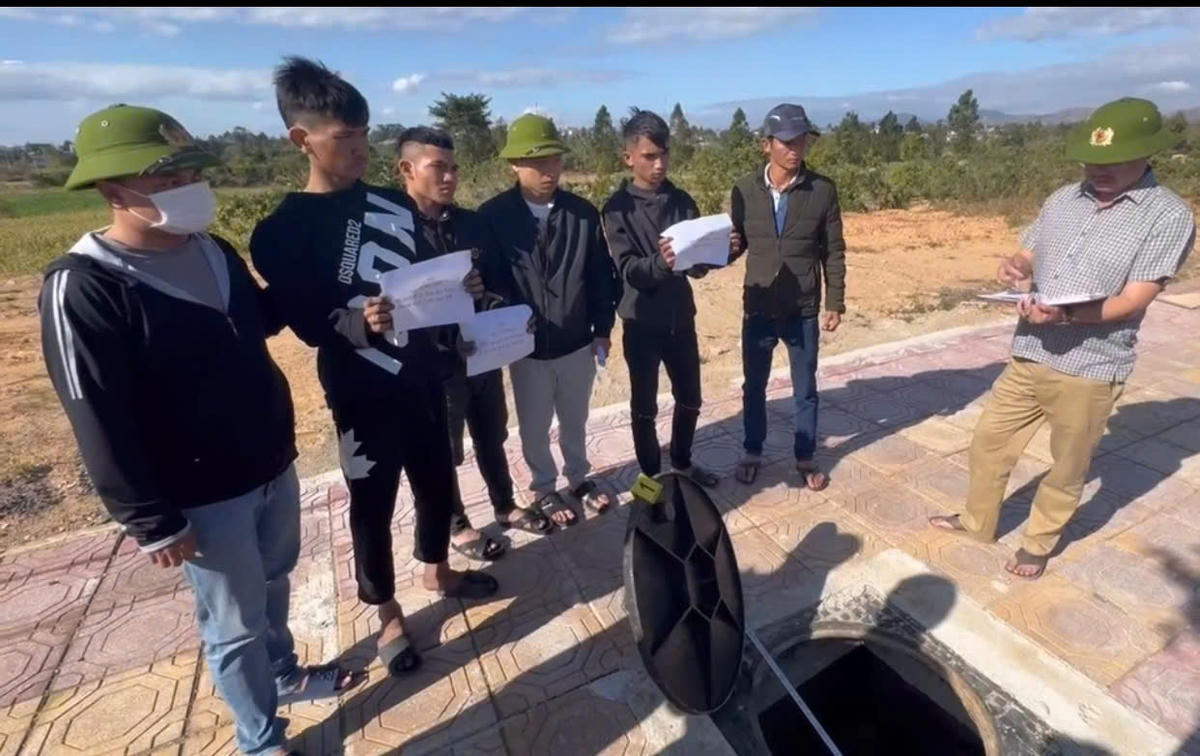 Lực lượng Công an đọc quyết định bắt các đối tượng liên quan đến vụ án. Ảnh: CV.