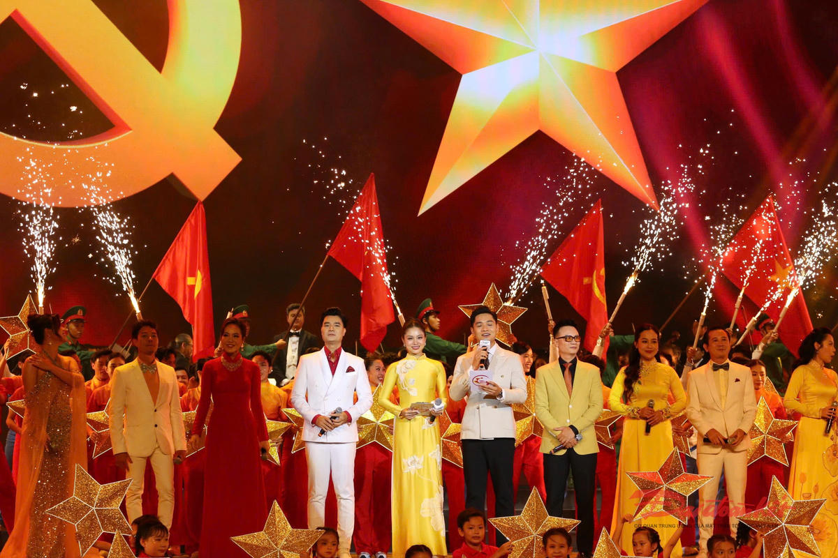 Một tiết mục nghệ thuật đặc sắc tại chương trình. Ảnh: Hồng Phúc.