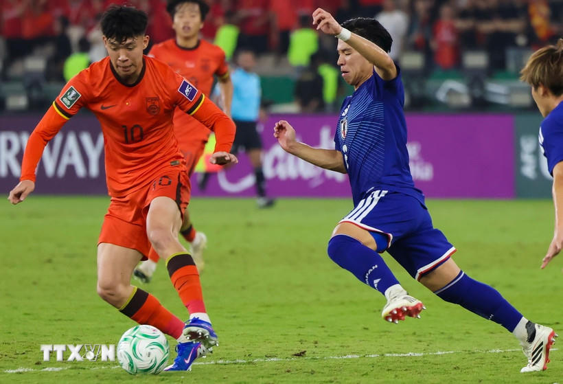 Pha tranh bóng giữa Wang Yudong (trái) của U23 Trung Quốc với Ogura Kosei của U23 Nhật Bản. (Ảnh: THX/TTXVN).