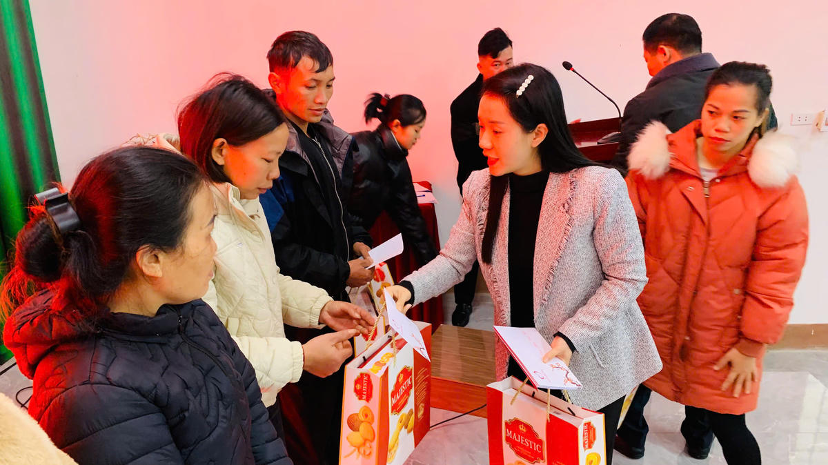 Bà Hoàng Hải Hà, Phó Chủ tịch Hội Liên hiệp Phụ nữ tỉnh Thái Nguyên trao quà cho người nghèo. Ảnh: Thu Dịu.