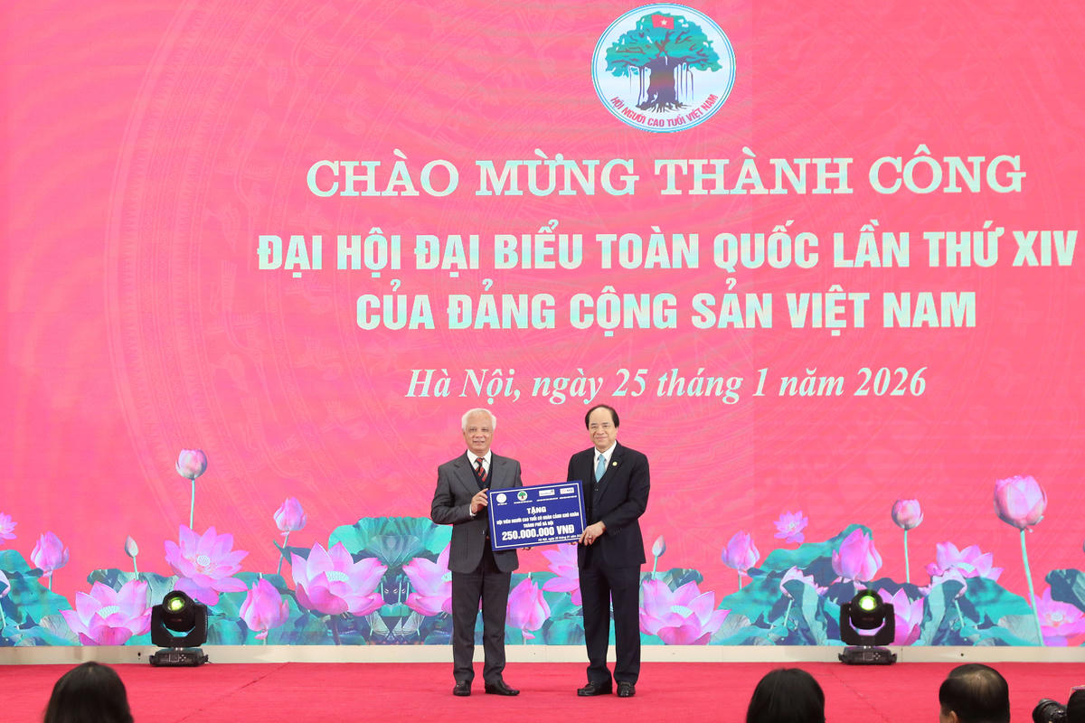 Trung ương Hội Người cao tuổi Việt Nam trao tặng 250 triệu đồng cho hội viên người cao tuổi có hoàn cảnh khó khăn trên địa bàn thành phố Hà Nội.