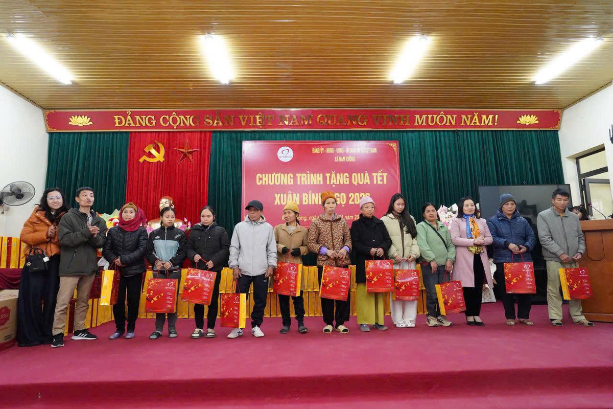 Bà Hà Thị Đào, Phó Chủ tịch Ủy ban MTTQ Việt Nam tỉnh, Chủ tịch Hội Liên hiệp Phụ nữ tỉnh Thái Nguyên tặng quà cho người nghèo. Ảnh: Hải Ly.