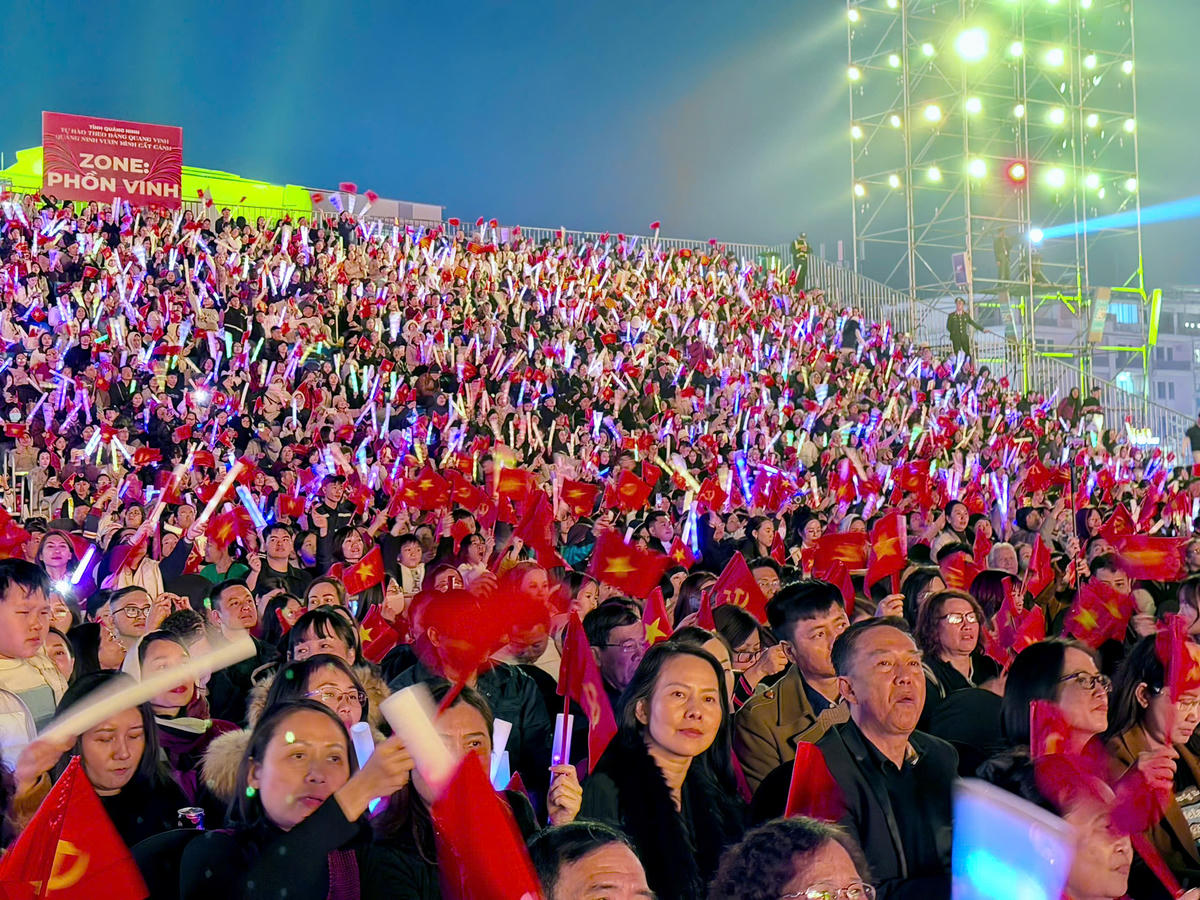 Rất đông người dân, du khách đã đến Quảng trường 30/10 từ sớm để đón xem&nbsp;concert “Tự hào theo Đảng quang vinh - Quảng Ninh vươn mình cất cánh”.. 